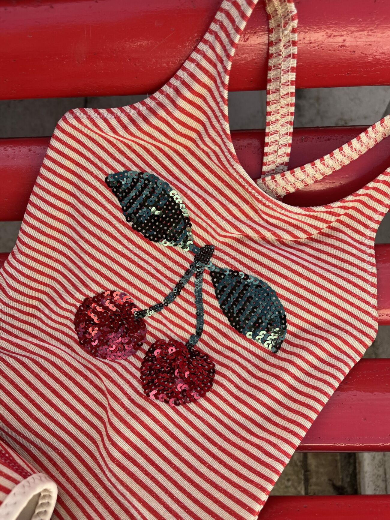 Maillot de bain à bretelles cerise glitter et sequins – Image 4