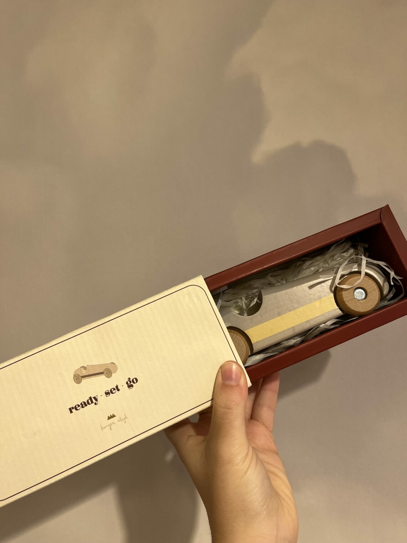 Voiture en bois dans son coffret Konges Slojd – Image 2