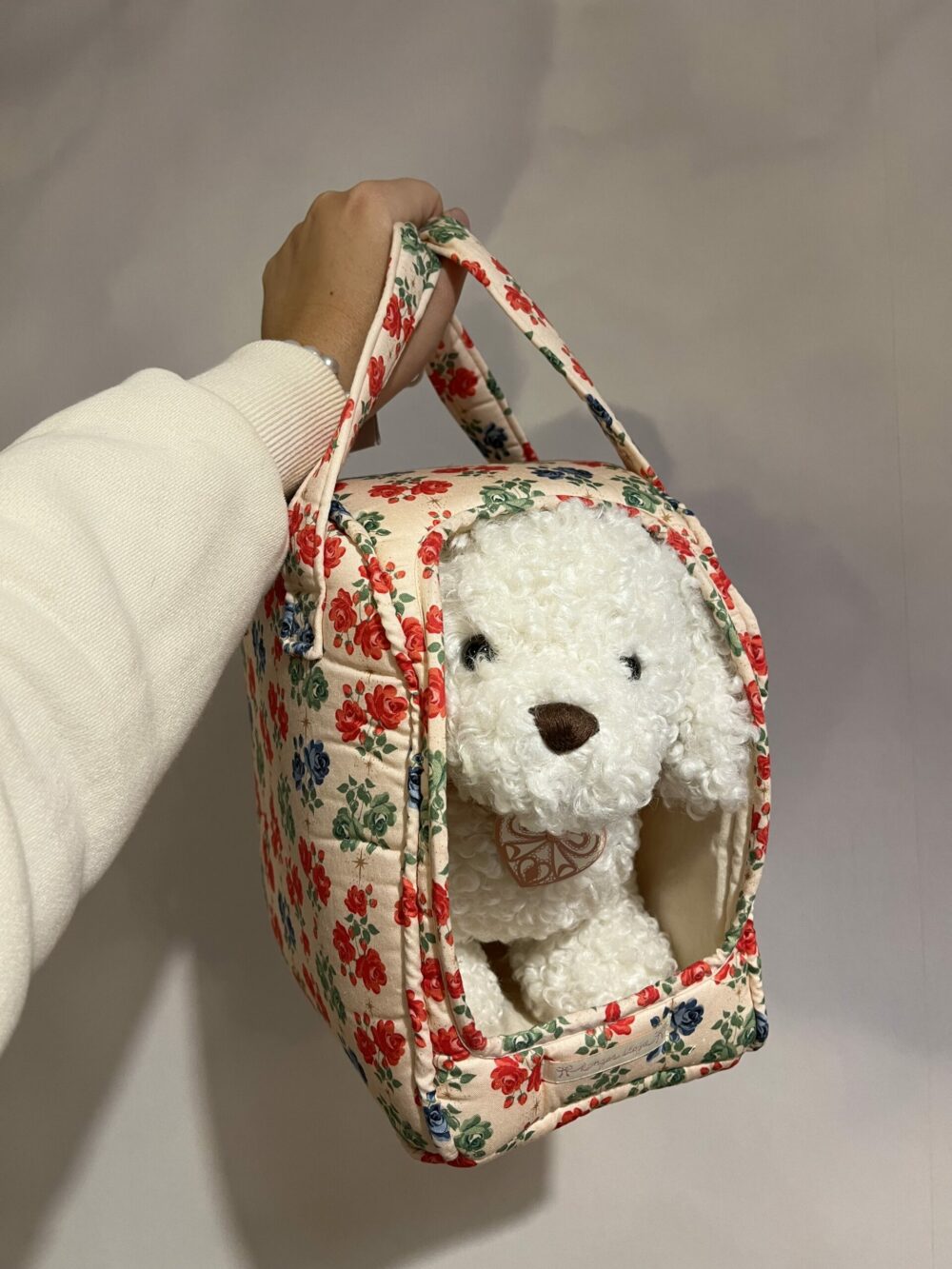 Chiot en peluche dans son sac fleuri