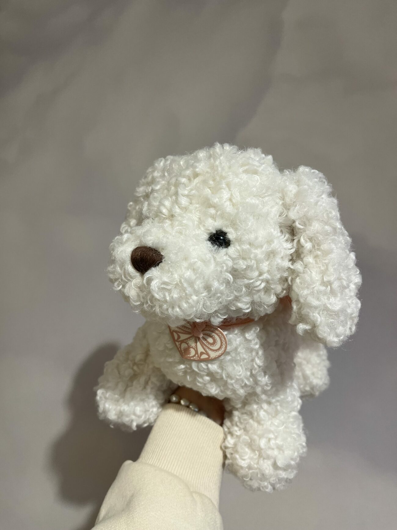 Chiot en peluche dans son sac fleuri – Image 2