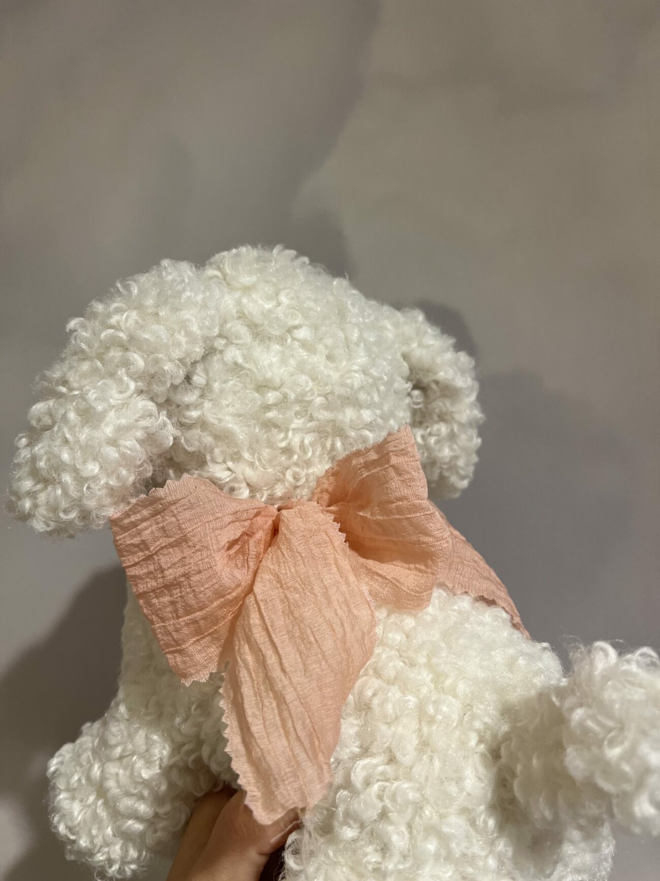Chiot en peluche dans son sac fleuri – Image 3