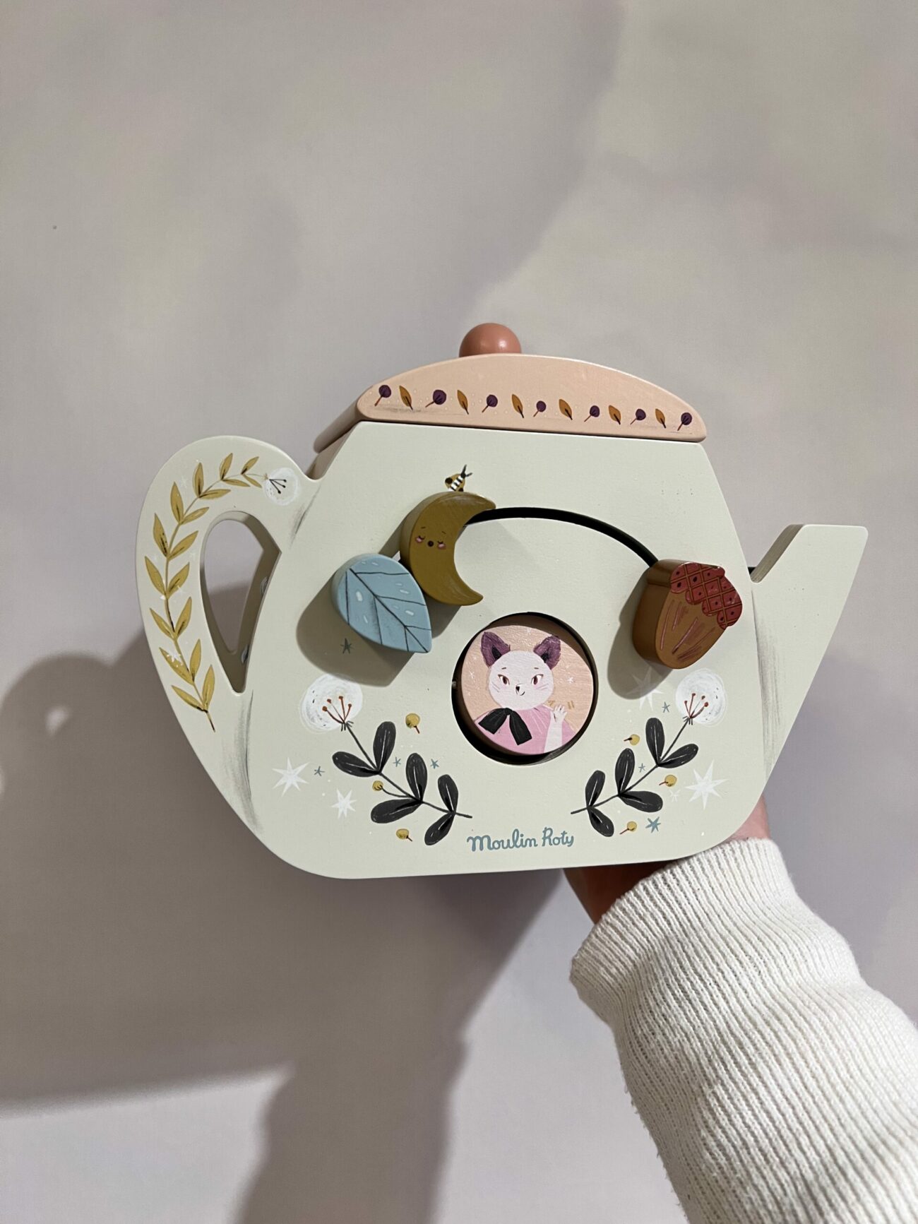 Théière d'activités en bois – Image 2